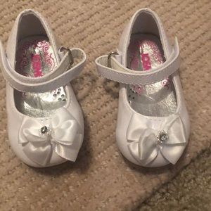 Size 3 white new shoes with bow